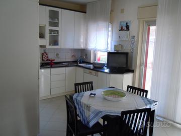 Stanza luminosa 30 mq con balcone Tel: 3664248064