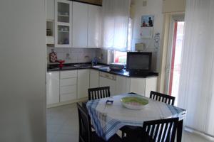 Stanza luminosa 30 mq con balcone Tel: 3664248064