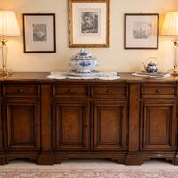 Credenza in legno massello.