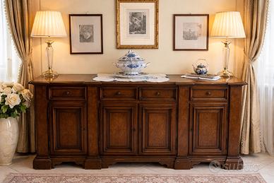 Credenza in legno massello.