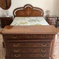 Camera da letto vintage, legno intarsiato