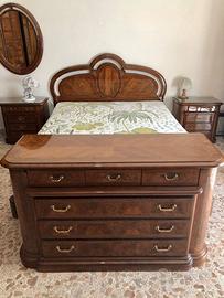 Camera da letto vintage, legno intarsiato