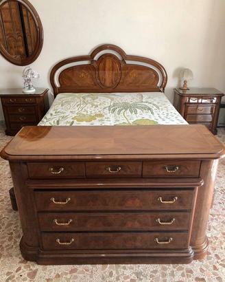 Camera da letto vintage, legno intarsiato