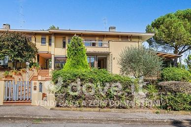 Villa di 289 m² con più di 5 locali e box auto a B