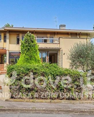 Villa di 289 m² con più di 5 locali e box auto a B