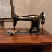 Macchina da cucire Singer con mobile