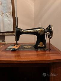 Macchina da cucire Singer con mobile
