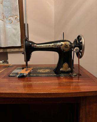 Macchina da cucire Singer con mobile