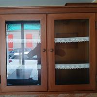 Mobile pensile in legno due ante vetrinate