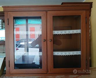 Mobile pensile in legno due ante vetrinate