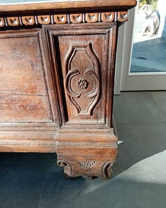 Cassapanca carnica del ‘600 in legno.