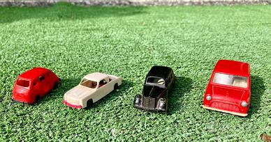 Lotto di 4 Macchinine giocattolo vintage d’epoca