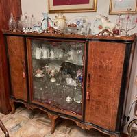 specchio più buffet, tavolo e vetrina vintage