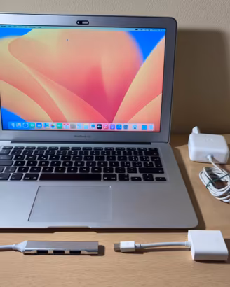 Apple Macbook Air 13” 2017 i5 8GB Ram 256GB SSD.