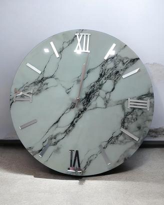 Orologi in vetro decorato e resina