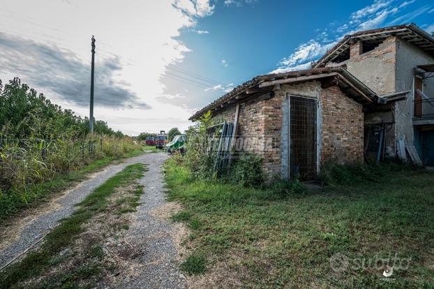 Rustico su terreno edificabile di 1700 mq.