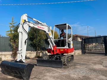 E117 Escavatore 28 q Takeuchi TB228