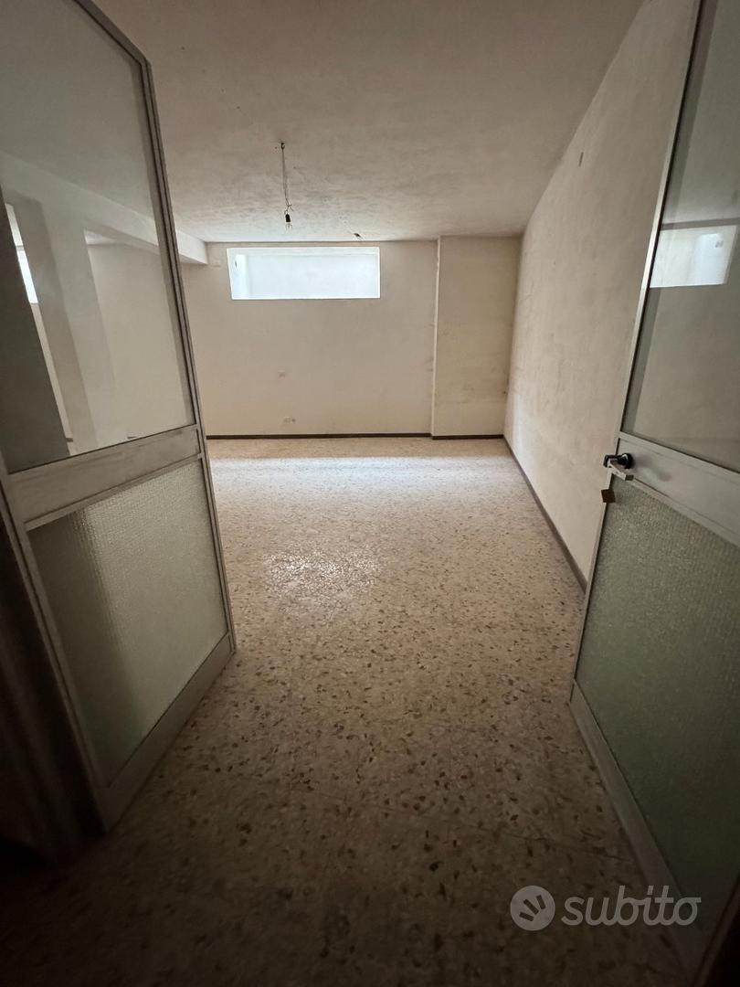 Avola Via Napoli: Locale C/1 125 mq 3 Ingressi - Vista 4