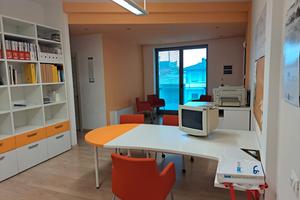 Postazione per ufficio arredata