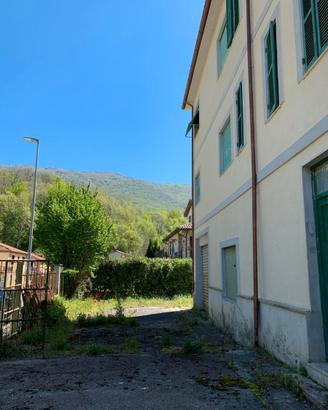 Ex-albergo 1300 mq coperti + 1500 scoperti