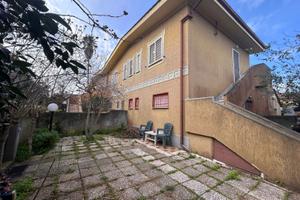 Trilocale con giardino in villetta angolare