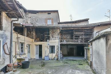 RUSTICO DA RISTRUTTURARE SU TRE LIVELLI !!