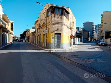 Locale artigianale con 3 aperture su strada