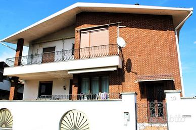 Villa di 319 m² con più di 5 locali e box auto dop