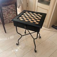 Tavolino da gioco con scacchiera