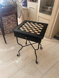 Tavolino da gioco con scacchiera