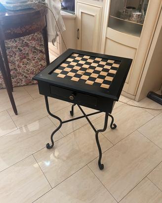 Tavolino da gioco con scacchiera
