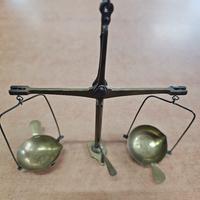 antica bilancia da tavolo in ottone 60 gr