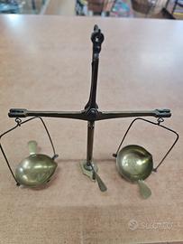 antica bilancia da tavolo in ottone 60 gr