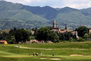 Scarperia fondo con vetrina su strad