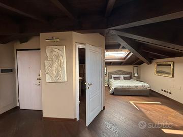 Elegante mansarda arredata in Via Emilia Levante