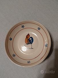 Piatti fondi in ceramica pugliesi con gallo