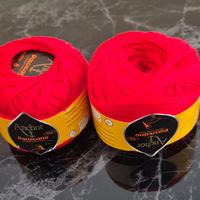 gomitoli di cotone rosso