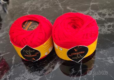 gomitoli di cotone rosso