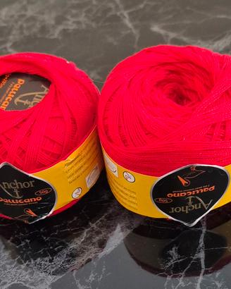 gomitoli di cotone rosso
