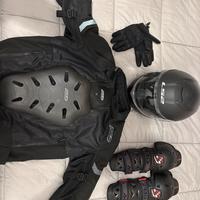 Abbigliamento per moto completo di protezioni