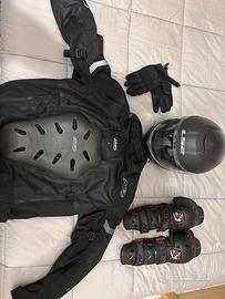 Abbigliamento per moto completo di protezioni
