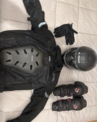Abbigliamento per moto completo di protezioni