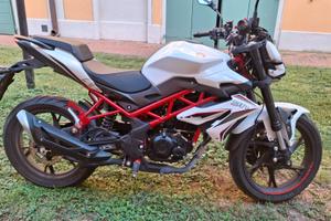Benelli BN 125 + accessori USB porta cell. e telo.