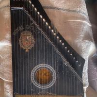 Vecchio strumento a corde