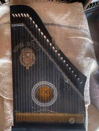 Vecchio strumento a corde