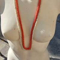  Due Collane perline arancioni e bianche