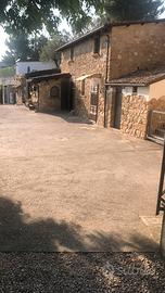 Casetta in pietra con corte comune