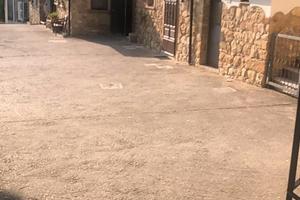 Casetta in pietra con corte comune