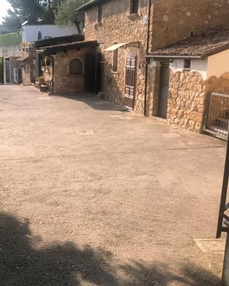 Casetta in pietra con corte comune