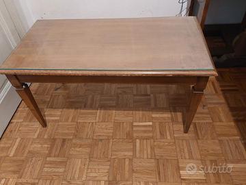 Tavolino in legno con copertura piano in vetro